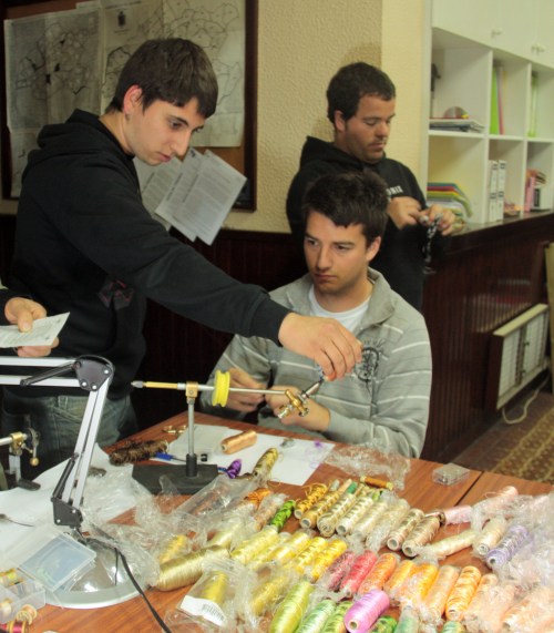 Curso de montaje de moscas del Club de Caza y Pesca del Valle de Mena