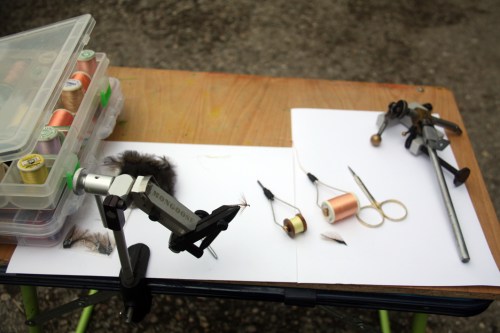 Mesa de montaje de moscas ahogadas leonesas