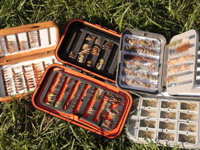 Cajas con moscas secas y ninfas