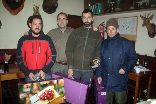 El juez José Rodríguez, el presi, Pablo Gutiérrez, y la pareja vencedora.